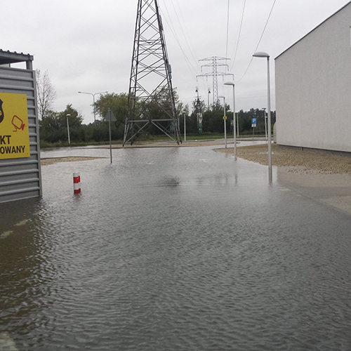 Wypompowywanie wody parking przy Warszawskiej. Wrzesień 2017