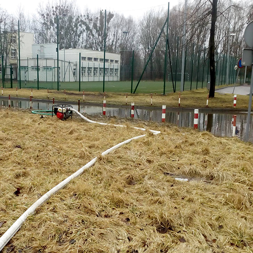 Szkoła na Mirkowskiej - zalany parking. Marzec 2017