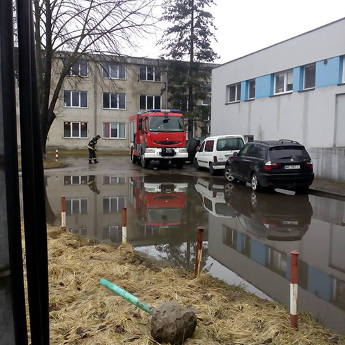 Szkoła na Mirkowskiej - zalany parking. Marzec 2017