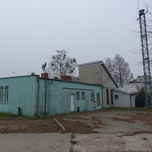 Budynek OSP Konstancin-Jeziorna przed rozbudową. Widok z parkingu. Listopad 2018.