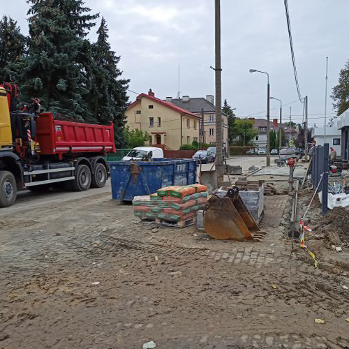 Układanie kostki na parkingu i sprzątanie terenu OSP. Wrzesień 2020.