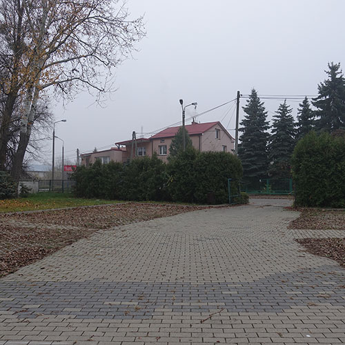 Brama wjazdowa na parking OSP Konstancin-Jeziorna przed rozbudową. Listopad 2018.