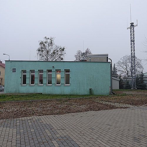 Budynek OSP Konstancin-Jeziorna przed rozbudową. Widok z parkingu. Listopad 2018.