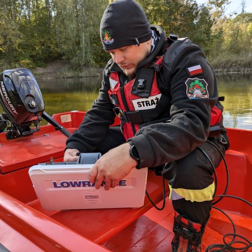 OSP Konstancin-Jeziorna. Łódź ratownicza z silnikiem zaburtowym i sonarem.