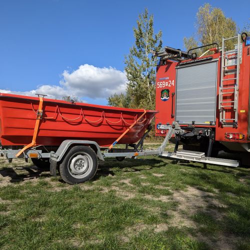 OSP Konstancin-Jeziorna. Łódź ratownicza z silnikiem zaburtowym i sonarem.