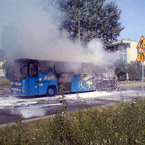 Płonący autokar na miejscu MAN - OSP Jeziorna oraz dalej zastępy z JRG Piaseczno