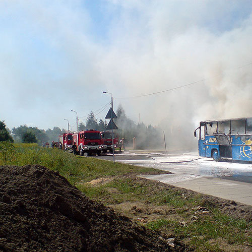 Płonący autokar na miejscu MAN - OSP Jeziorna oraz dalej zastępy z JRG Piaseczno