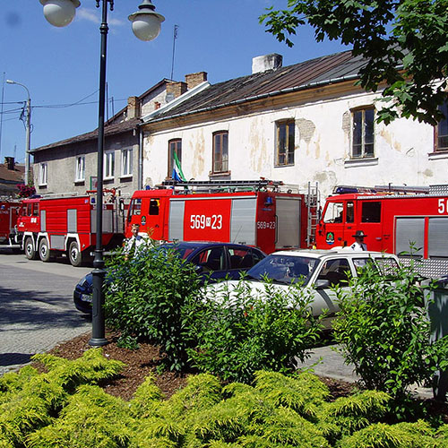 Tarczyn - samochody czekające na uroczystości nieopodal jednostki OSP Tarczyn