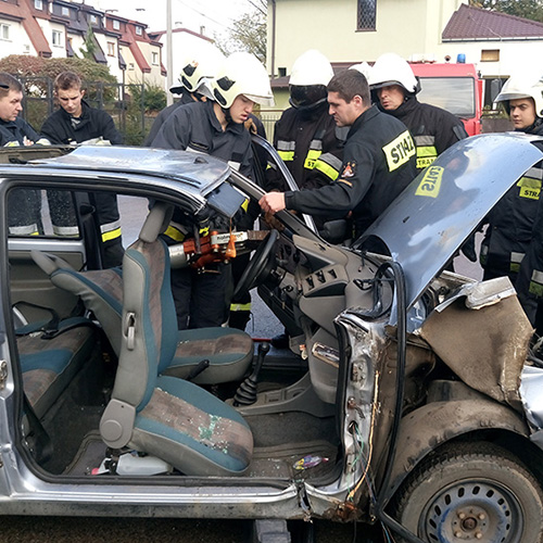 Omawianie technik pracy z narzędziami hydraulicznymi przez druhów z JRG