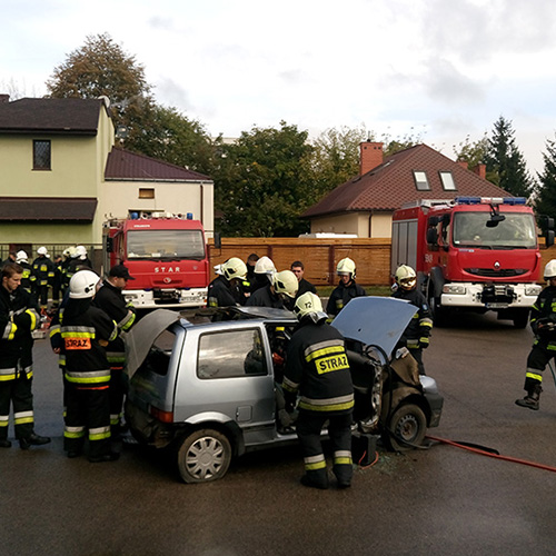 Przygotowanie dostępu do poszkodowanego. Star JRG1 Piaseczno. Renault OSP Jeziorna