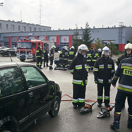 Omawianie technik pracy z narzędziami hydraulicznymi przez druhów z JRG