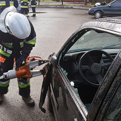 Przygotowanie dostępu do poszkodowanego. Rozpieracz ramieniowy Holmatro OSP Jeziorna