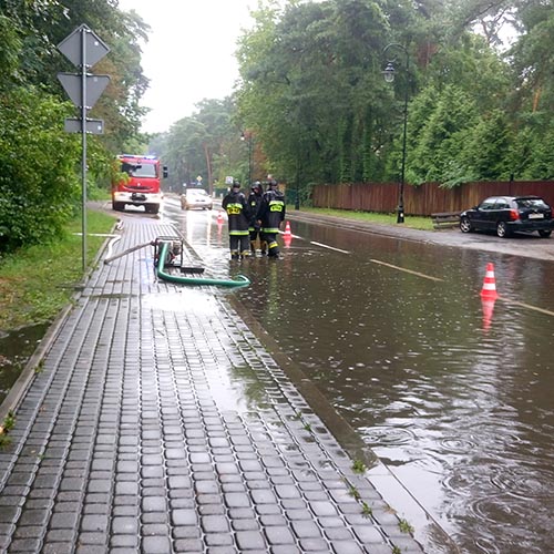 Zalana ulica Piłsudskiego - Straż Pożarna w Konstancinie - Jeziornie