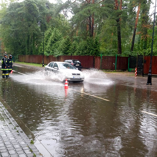 Zalana ulica Piłsudskiego - Straż Pożarna w Konstancinie - Jeziornie