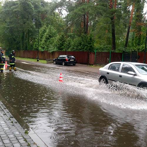 Zalana ulica Piłsudskiego - Straż Pożarna w Konstancinie - Jeziornie