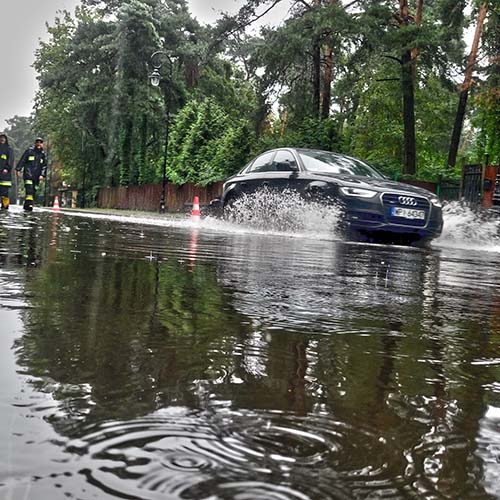 Zalana ulica Piłsudskiego - Straż Pożarna w Konstancinie - Jeziornie