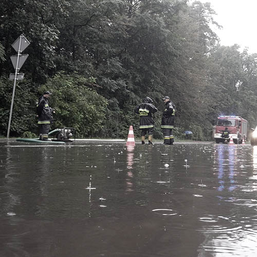 Zalana ulica Piłsudskiego - Straż Pożarna w Konstancinie - Jeziornie