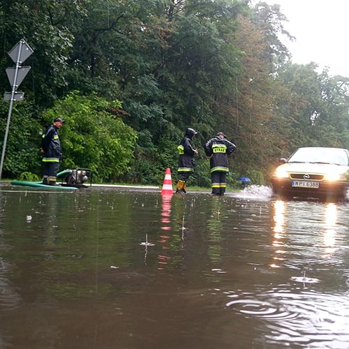 Zalana ulica Piłsudskiego - Straż Pożarna w Konstancinie - Jeziornie