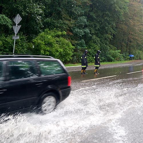 Zalana ulica Piłsudskiego - Straż Pożarna w Konstancinie - Jeziornie