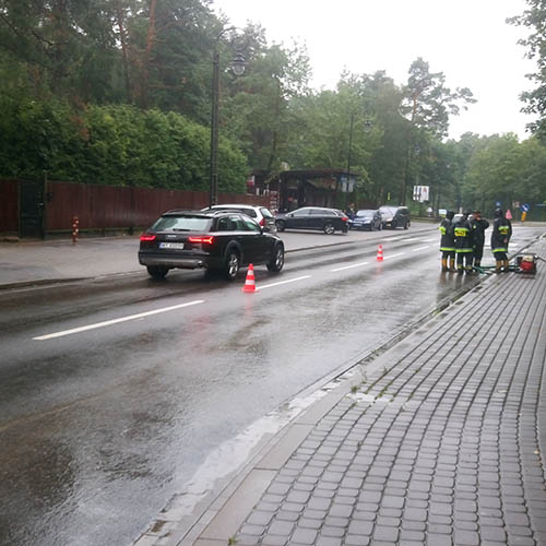 Zalana ulica Piłsudskiego - Straż Pożarna w Konstancinie - Jeziornie