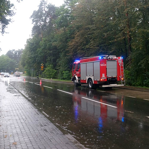 Zalana ulica Piłsudskiego - Straż Pożarna w Konstancinie - Jeziornie