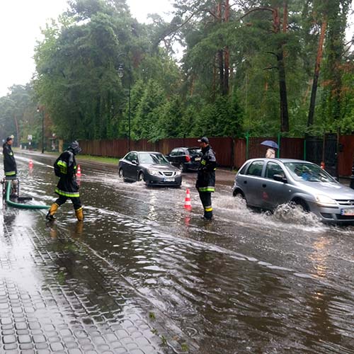 Zalana ulica Piłsudskiego - Straż Pożarna w Konstancinie - Jeziornie