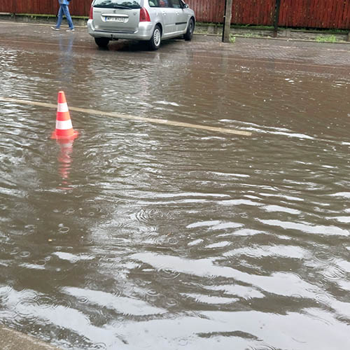 Zalana ulica Piłsudskiego - Straż Pożarna w Konstancinie - Jeziornie