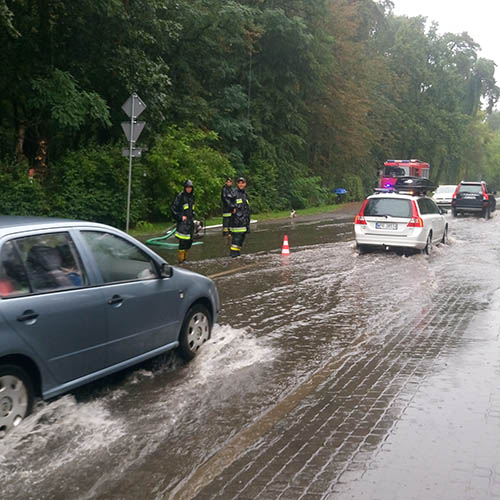 Zalana ulica Piłsudskiego - Straż Pożarna w Konstancinie - Jeziornie