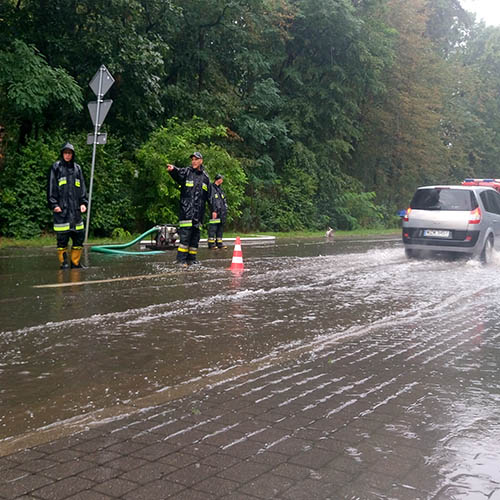 Zalana ulica Piłsudskiego - Straż Pożarna w Konstancinie - Jeziornie