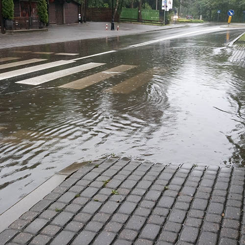 Zalana ulica Piłsudskiego - Straż Pożarna w Konstancinie - Jeziornie