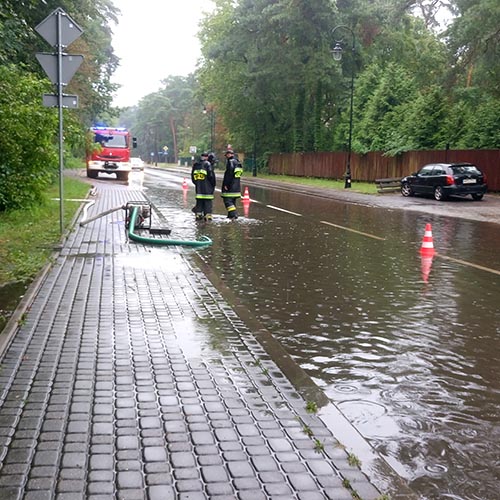 Zalana ulica Piłsudskiego - Straż Pożarna w Konstancinie - Jeziornie