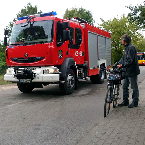 Średni wóz gaśniczy - Straż Pożarna Konstancin-Jeziorna na miejscu zdarzenia