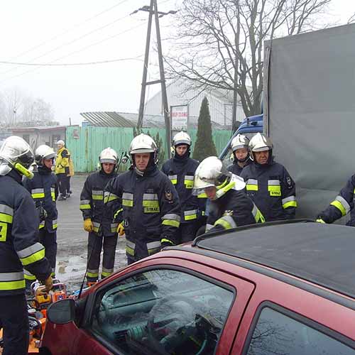 Ćwiczenia z wykorzystaniem sprzętu hydraulicznego strażaków z Bielawy