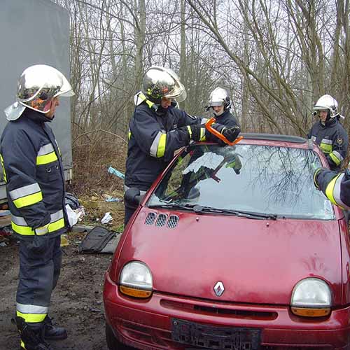 Ćwiczenia z wykorzystaniem sprzętu hydraulicznego strażaków z Bielawy