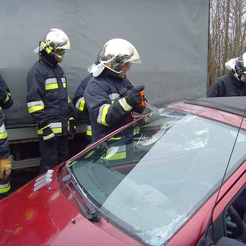 Ćwiczenia z wykorzystaniem sprzętu hydraulicznego strażaków z Bielawy