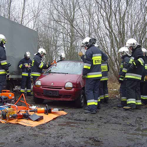 Ćwiczenia z wykorzystaniem sprzętu hydraulicznego strażaków z Bielawy