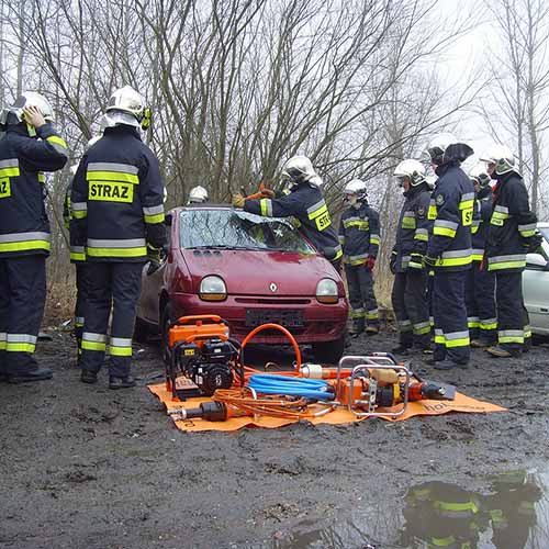 Ćwiczenia z wykorzystaniem sprzętu hydraulicznego strażaków z Bielawy