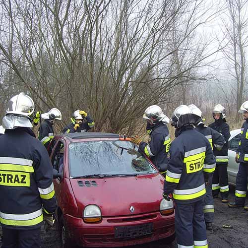 Ćwiczenia z wykorzystaniem sprzętu hydraulicznego strażaków z Bielawy