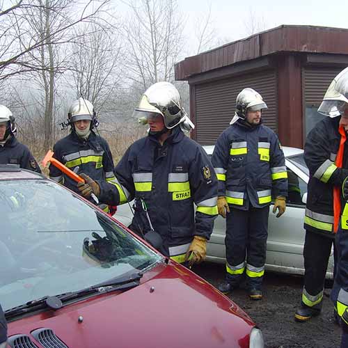 Ćwiczenia z wykorzystaniem sprzętu hydraulicznego strażaków z Bielawy