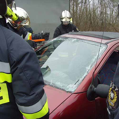 Ćwiczenia z wykorzystaniem sprzętu hydraulicznego strażaków z Bielawy