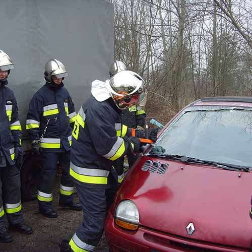 Ćwiczenia z wykorzystaniem sprzętu hydraulicznego strażaków z Bielawy