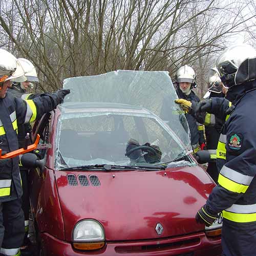 Ćwiczenia z wykorzystaniem sprzętu hydraulicznego strażaków z Bielawy