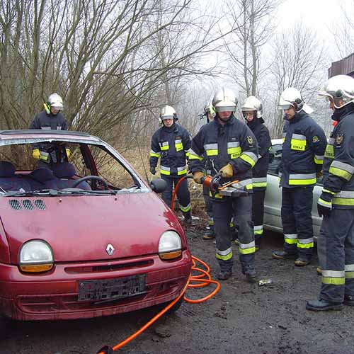 Ćwiczenia z wykorzystaniem sprzętu hydraulicznego strażaków z Bielawy