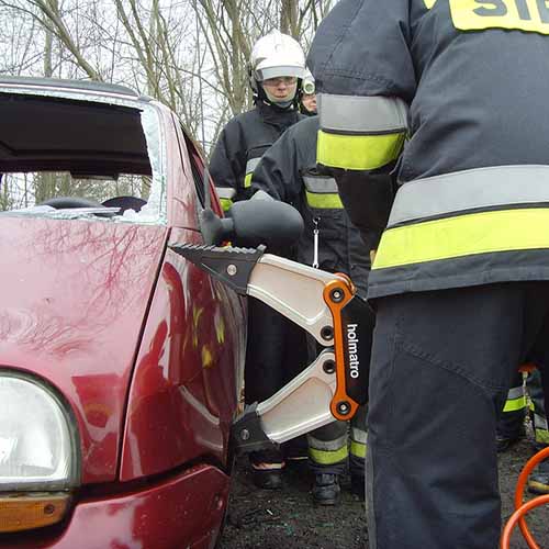 Ćwiczenia z wykorzystaniem sprzętu hydraulicznego strażaków z Bielawy