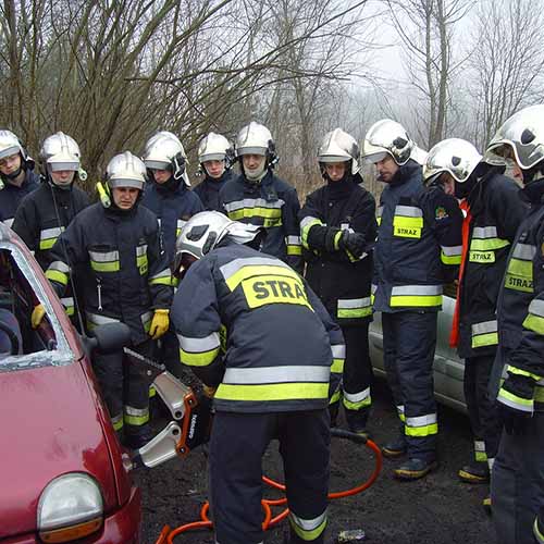 Ćwiczenia z wykorzystaniem sprzętu hydraulicznego strażaków z Bielawy