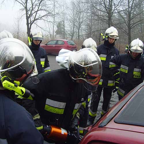 Ćwiczenia z wykorzystaniem sprzętu hydraulicznego strażaków z Bielawy