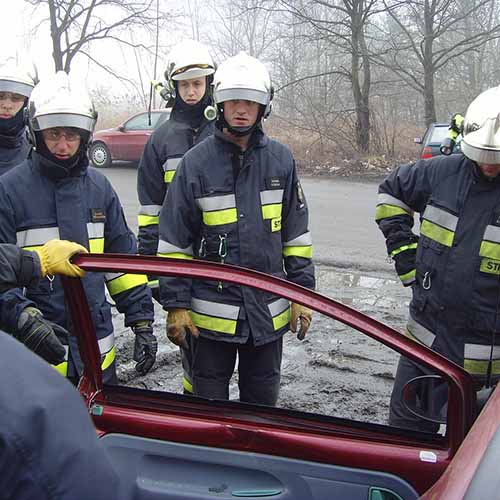 Ćwiczenia z wykorzystaniem sprzętu hydraulicznego strażaków z Bielawy