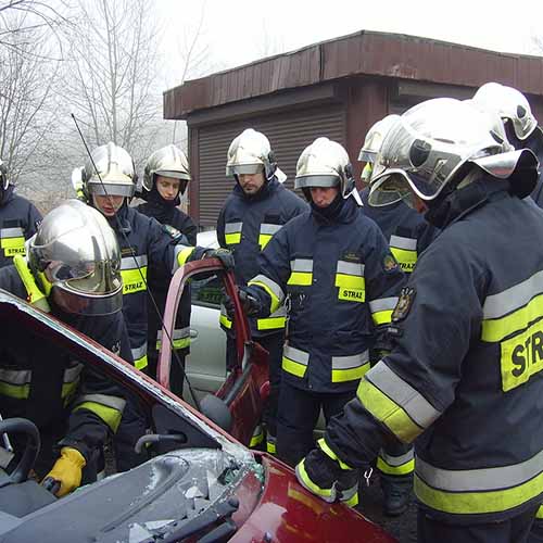 Ćwiczenia z wykorzystaniem sprzętu hydraulicznego strażaków z Bielawy