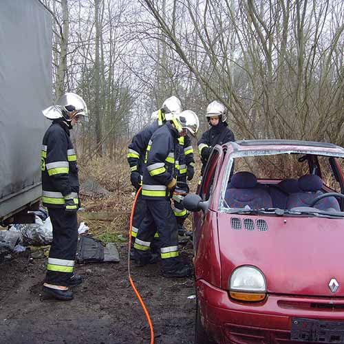 Ćwiczenia z wykorzystaniem sprzętu hydraulicznego strażaków z Bielawy