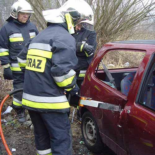 Ćwiczenia z wykorzystaniem sprzętu hydraulicznego strażaków z Bielawy